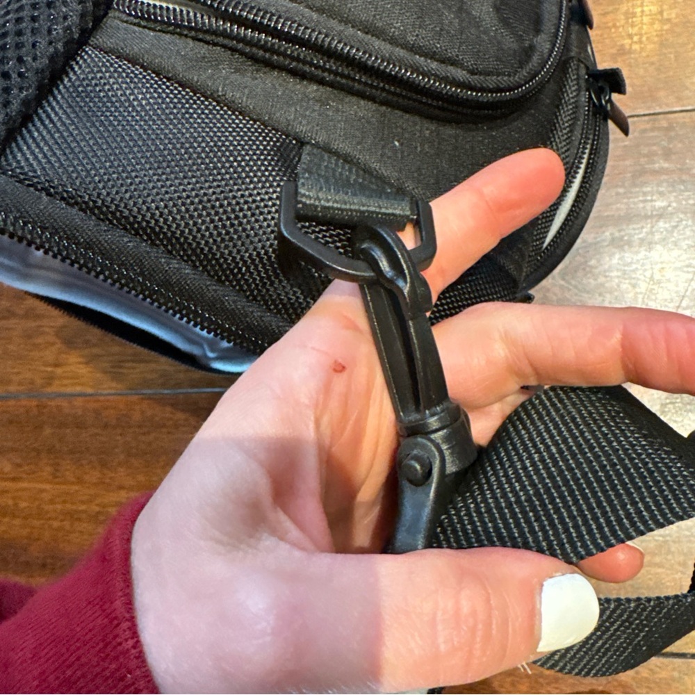 Amazon Basics Holster Camera Case Bag for DSLR Cameras Black Detachable Strap - Picture 9 of 9